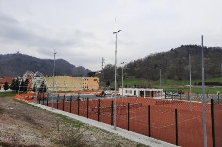 Teniški kompleks z dvema zunanjima igriščema in enim nadkritim, spremljevalni objekt ter 47 novih parkirišč